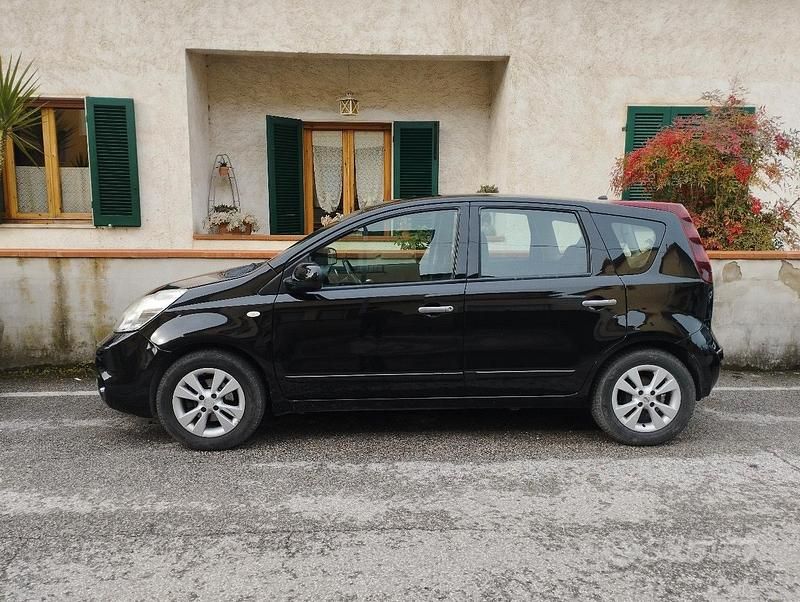 Nero Usata 2011 Nissan Note Tre volumi | 2500 € (Buon prezzo) - Immagine 1/4