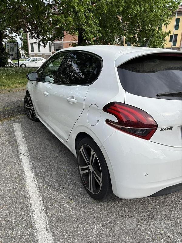 Usata Peugeot 208 GT-line 120 CV (88 kW) 2018 Utilitaria