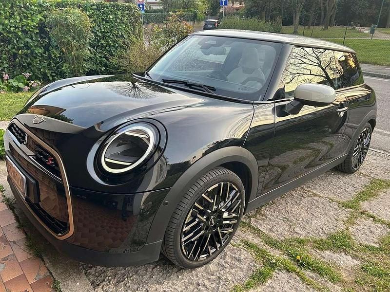 Usata Mini Cooper Favoured 204 CV (150 kW) 2024 Nero Utilitaria