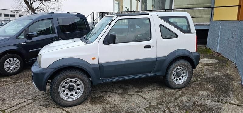 Usata Suzuki Jimny 86 CV (63 kW) 2009 Bianco SUV