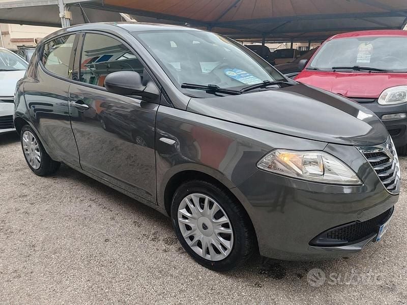 Usata Lancia Ypsilon 69 CV (50 kW) 2014 Grigio Utilitaria
