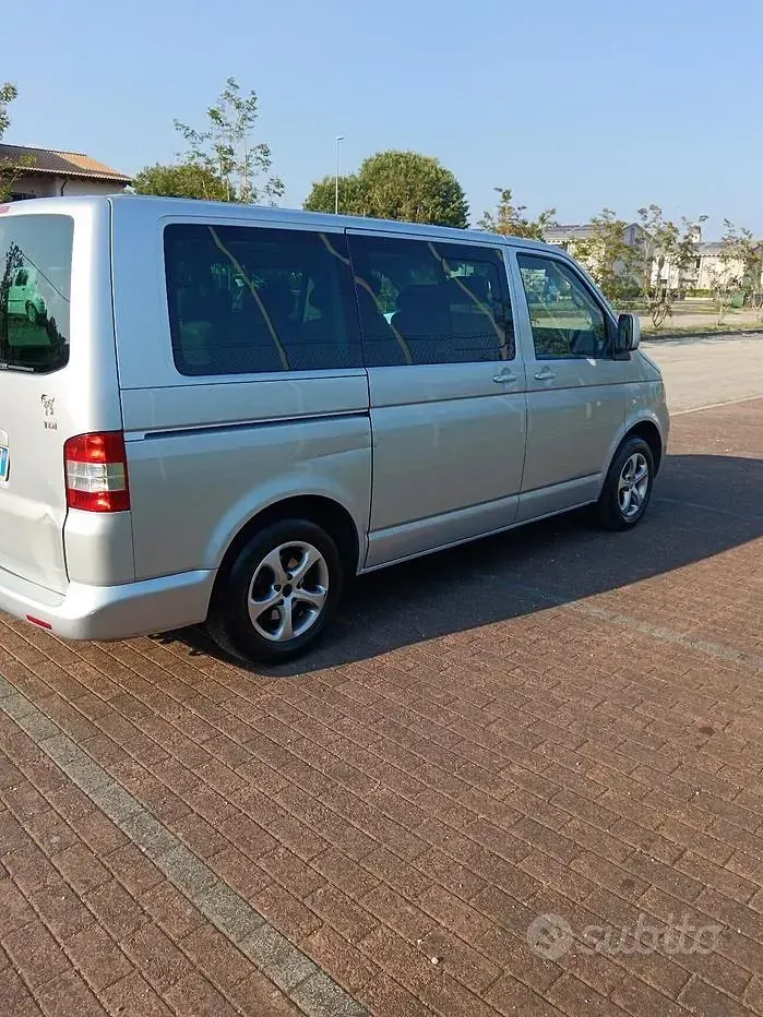 Usata VW Caravelle 2007 Grigio Furgone
