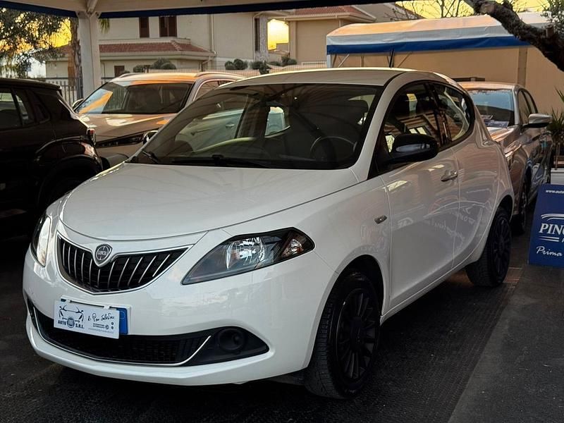 Usata Lancia Ypsilon Gold 69 CV (50 kW) 2021 Bianco Utilitaria