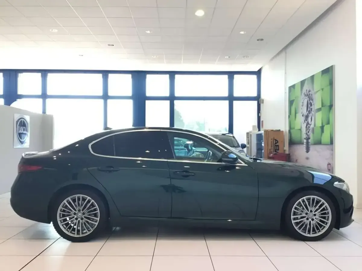 Usata Alfa Romeo Giulia Executive 160 CV (117 kW) 2021 Verde Berlina