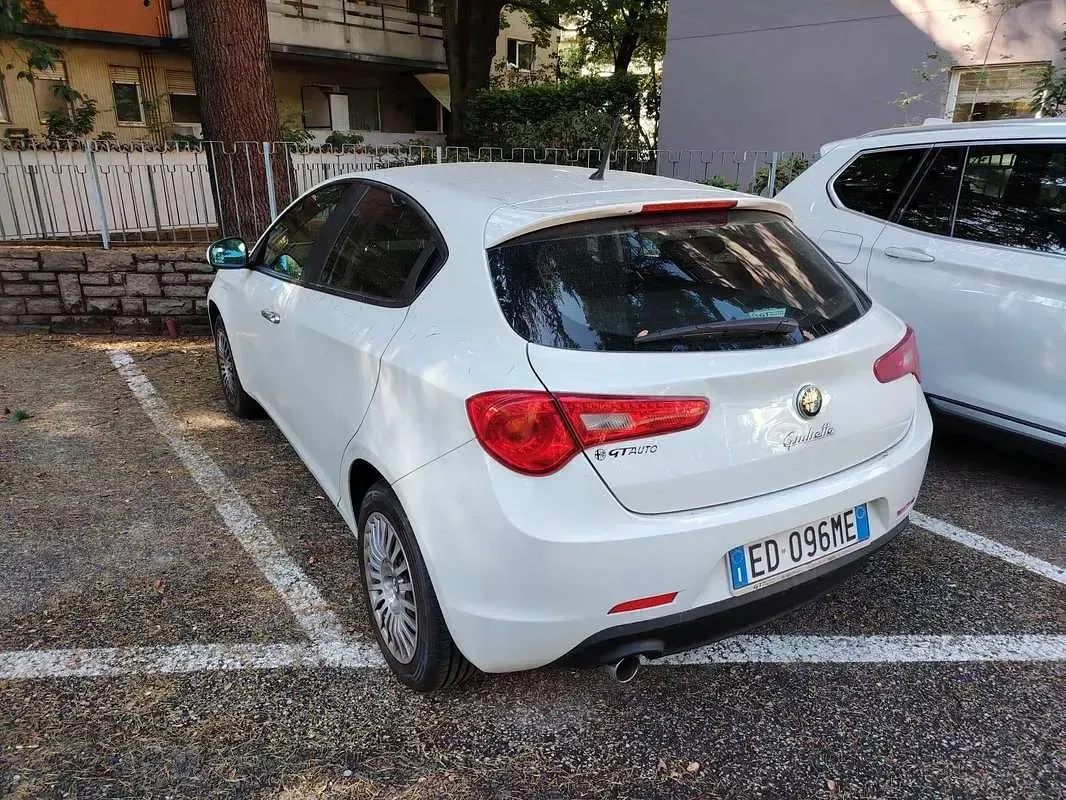 Usata Alfa Romeo Giulietta Distinctive 120 CV (88 kW) 2010 Bianco Utilitaria