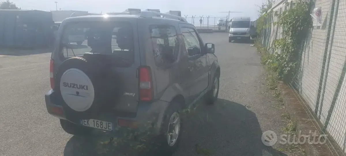 Usata Suzuki Jimny 86 CV (63 kW) 2006 Grigio SUV