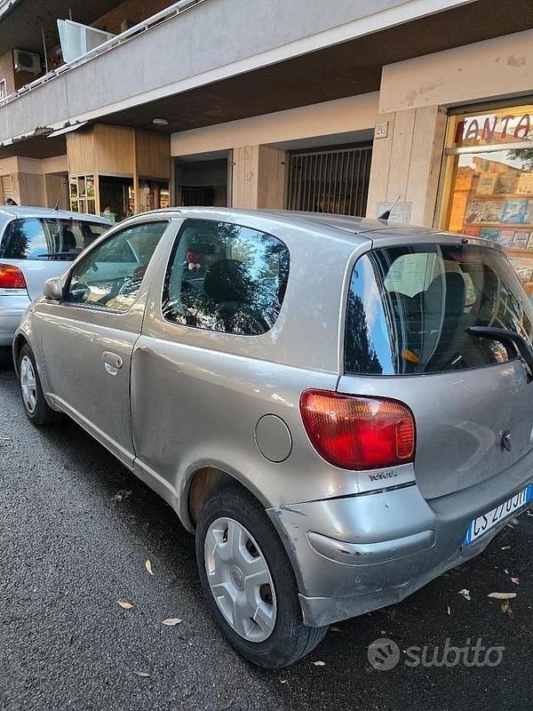 Usata Toyota Yaris Sol 65 CV (47 kW) 2004 Grigio Berlina
