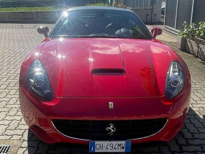 Rosso Usata 2011 Ferrari California Cabrio | 132.000 € (Buon prezzo) - Immagine 1/4