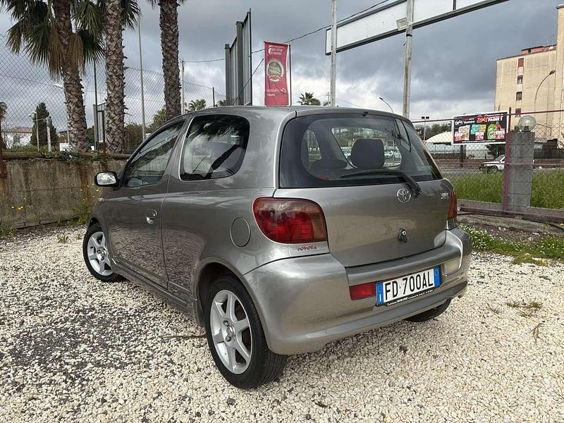 Usata Toyota Yaris 106 CV (77 kW) 2001 Bronzo Berlina