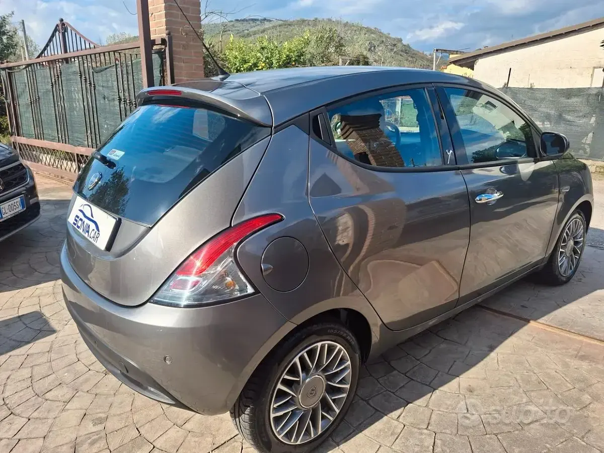 Usata Lancia Ypsilon Gold 86 CV (63 kW) 2012 Grigio Utilitaria