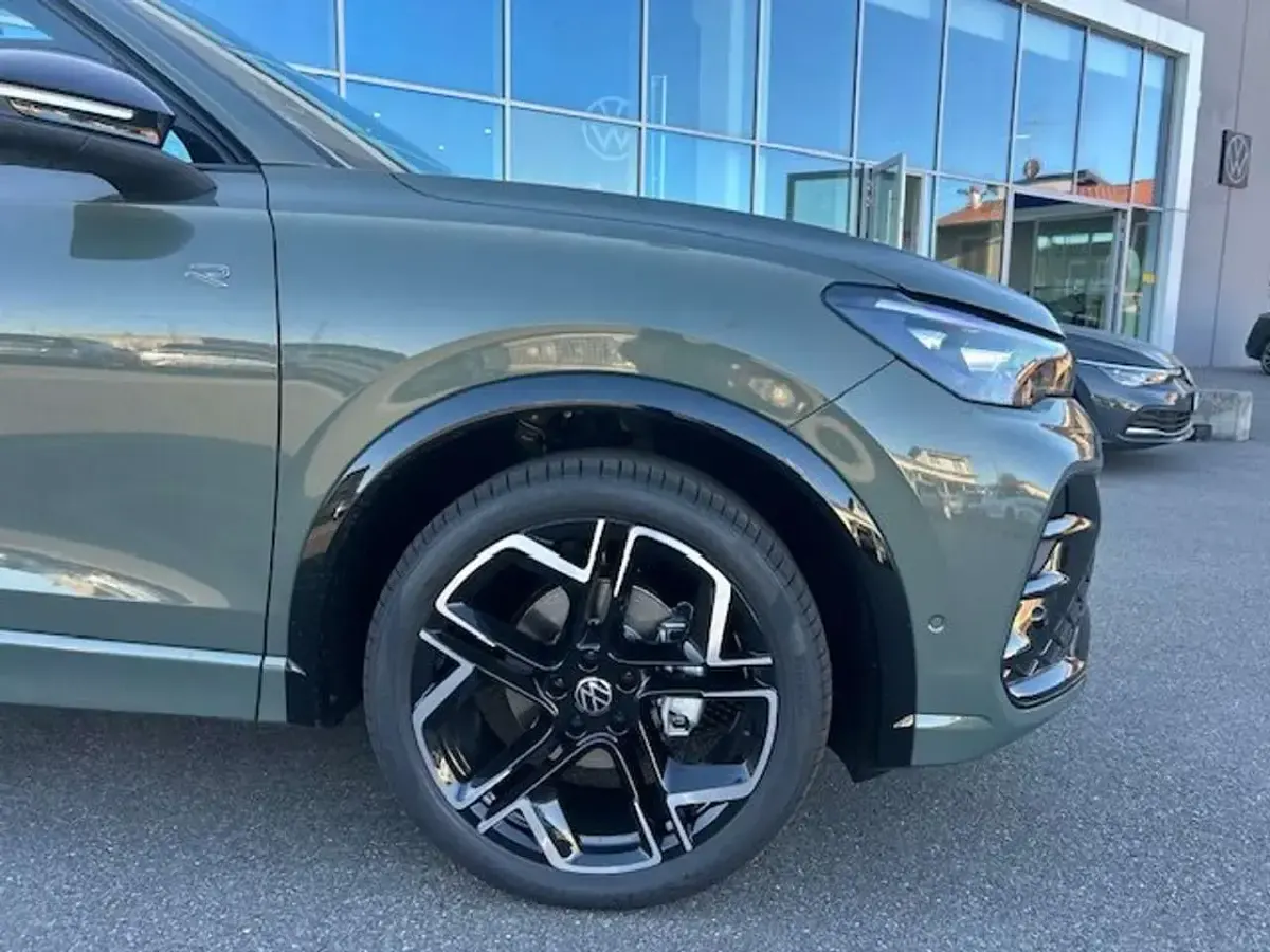 Nuova VW Tiguan R-line Plus 150 CV (110 kW) 2026 Velvet green SUV