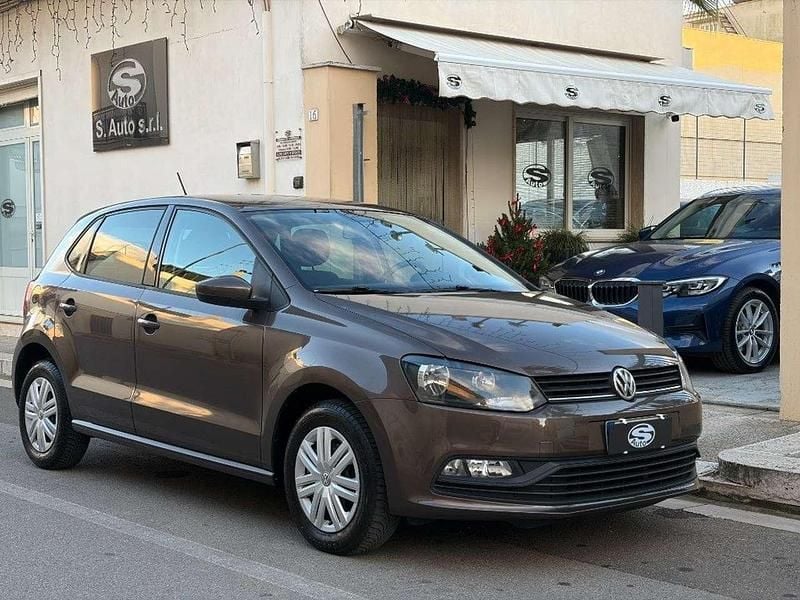 Marrone Usata 2015 VW Polo Trendline Tre volumi | 7300 € (Buon prezzo) - Immagine 1/4