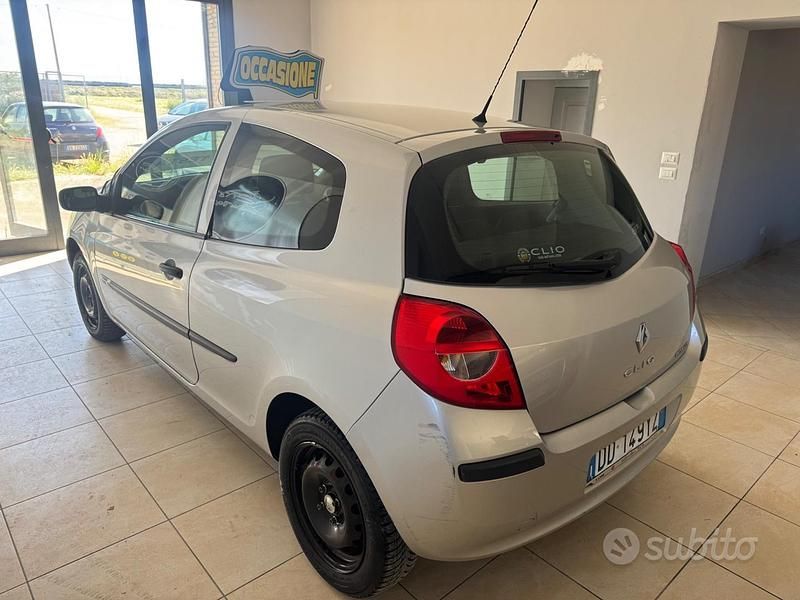 Usata Renault Clio II Luxe 75 CV (55 kW) 2007 Grigio Berlina