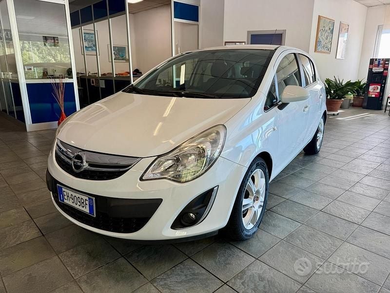 Usata Opel Corsa Cosmo 95 CV (69 kW) 2011 Bianco Utilitaria