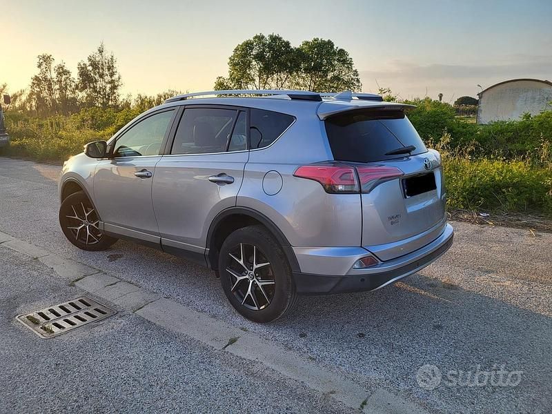 Grigio Usata 2018 Toyota RAV4 Tre volumi | 16.200 € - Immagine 1/4