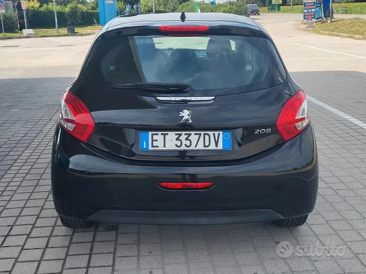 Usata Peugeot 208 Active 68 CV (50 kW) 2013 Nero Utilitaria