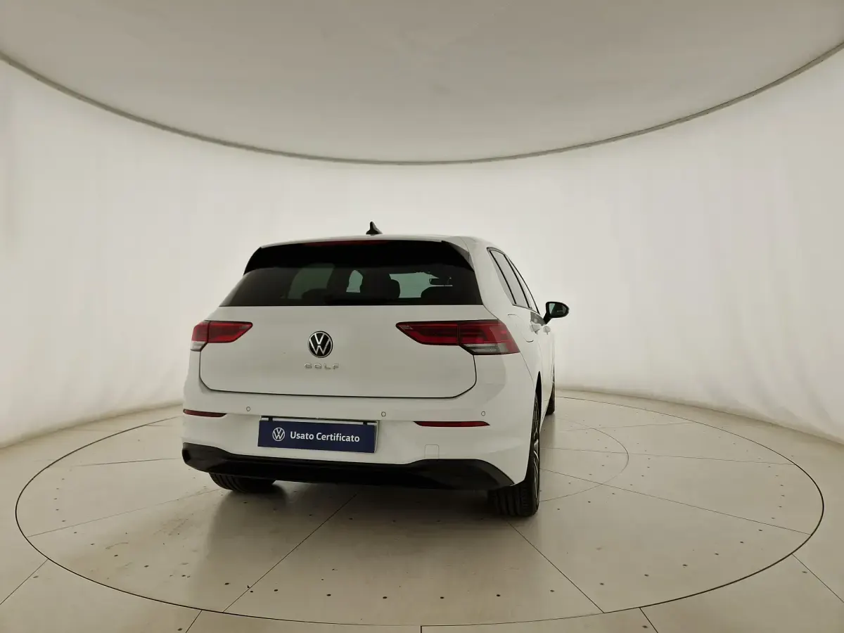 Usata VW Golf VIII Life 110 CV (80 kW) 2023 Pure white Berlina
