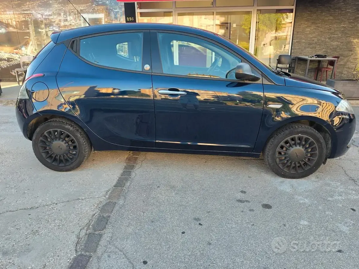 Usata Lancia Ypsilon Gold 69 CV (50 kW) 2018 Bluazzurro Utilitaria