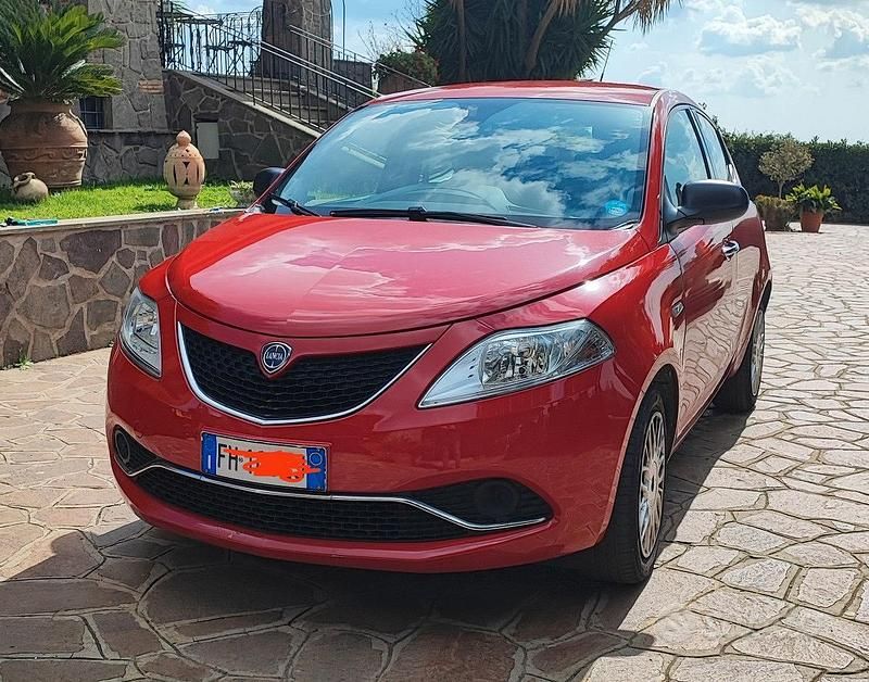 Usata Lancia Ypsilon 69 CV (50 kW) 2017 Rosso Utilitaria