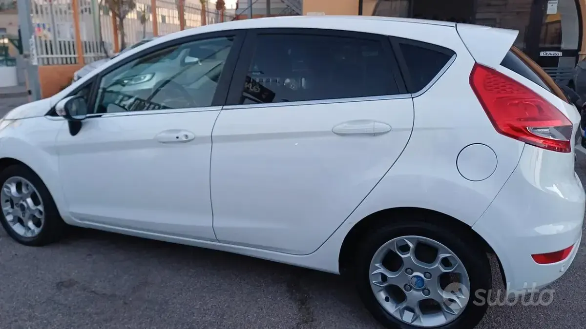 Usata Ford Fiesta Titanium 70 CV (51 kW) 2012 Bianco Berlina