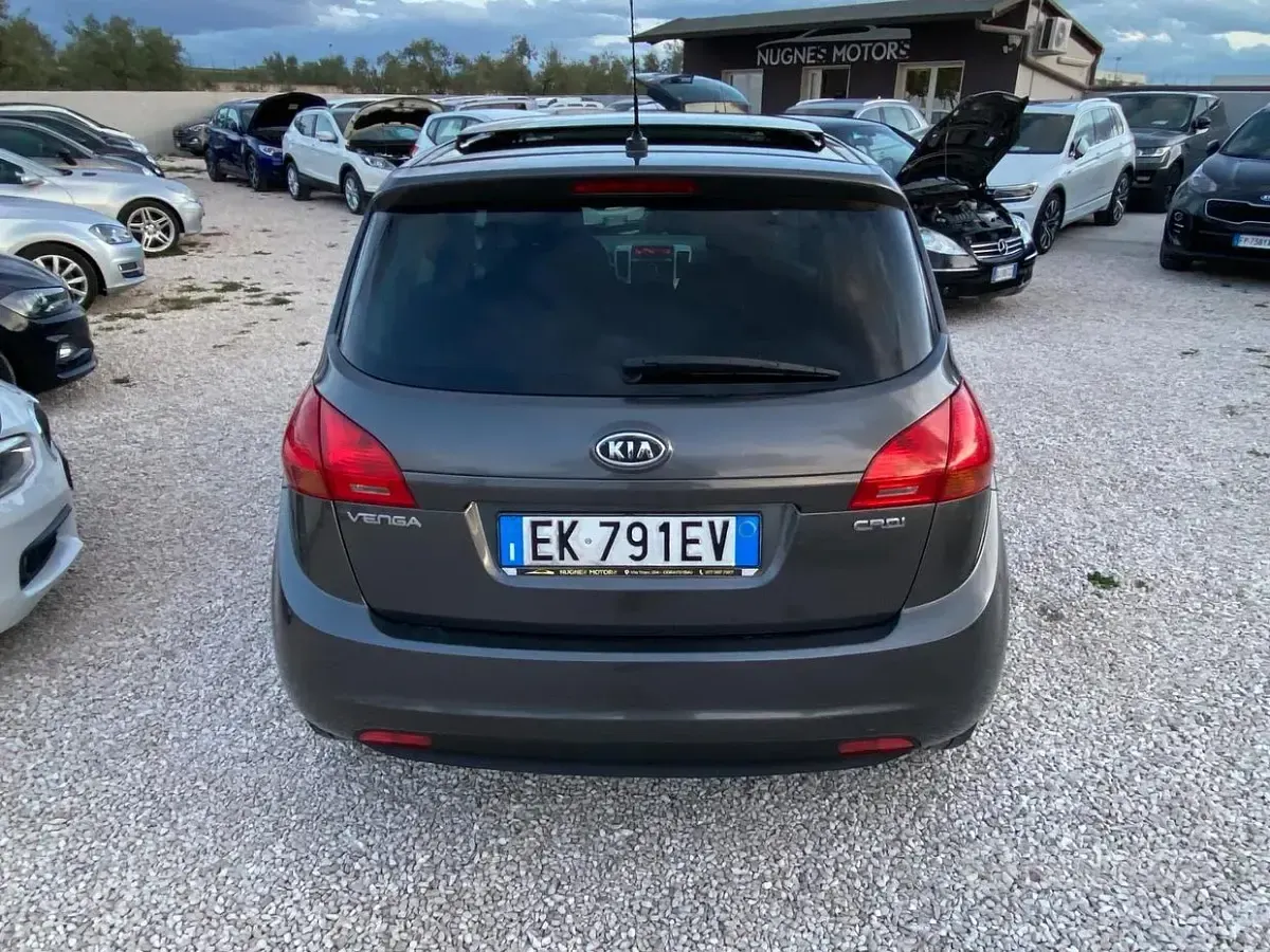 Usata Kia Venga 90 CV (66 kW) 2011 Grigio Utilitaria
