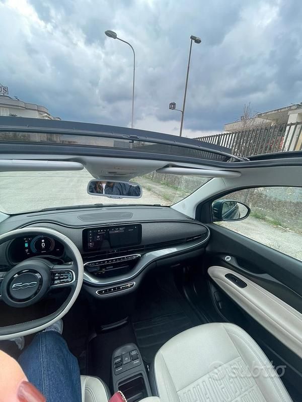 Usata Fiat 500e La Prima 86 kW (118 CV) 2022 Blu Cabrio