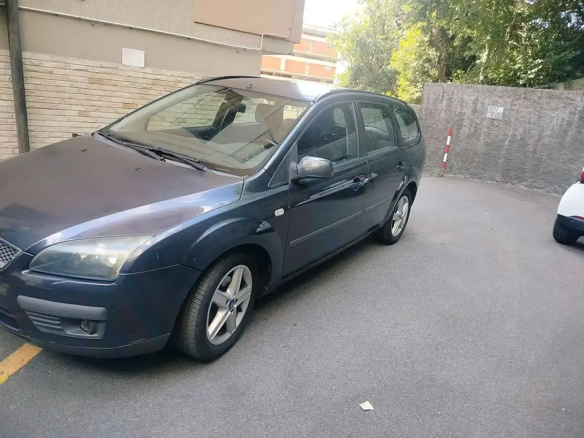 Usata Ford Focus 90 CV (66 kW) 2006 Grigio scuro met Station wagon