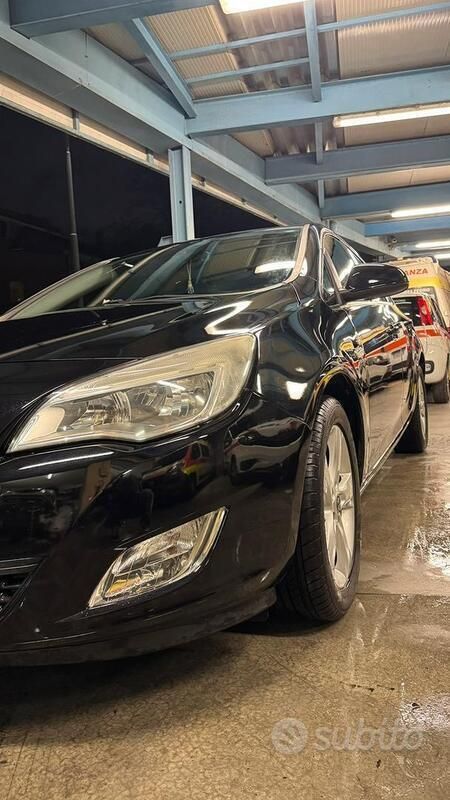 Nero Usata 2010 Opel Astra Cosmo Tre volumi | 3000 € (Super prezzo) - Immagine 1/4