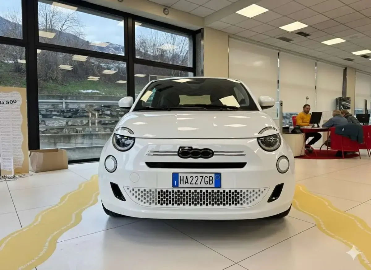 Uusi Fiat 500 Pop 88 HP (64 kW) 2026 Musta Sedan