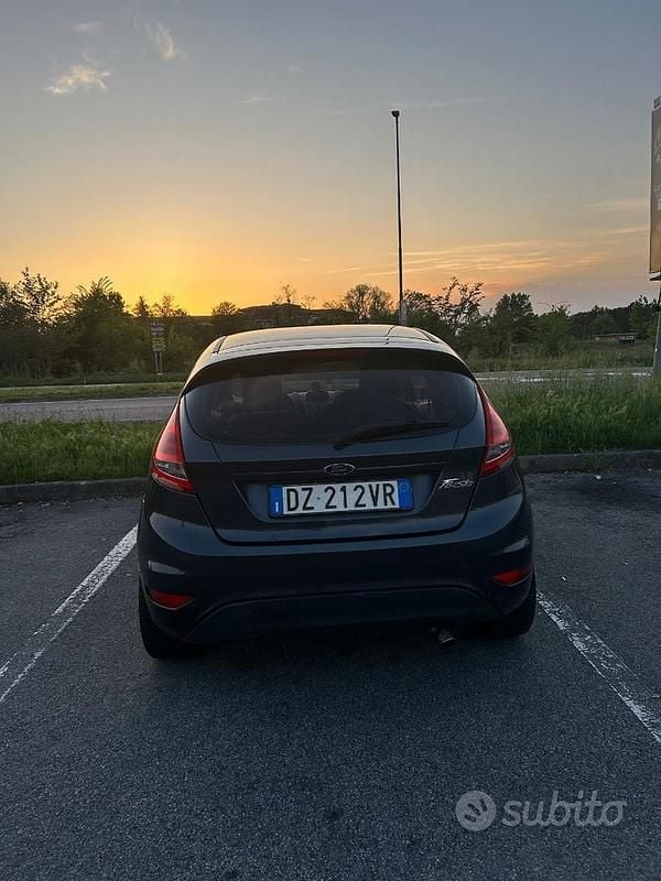 Usata Ford Fiesta Titanium 82 CV (60 kW) 2009 Grigio Berlina