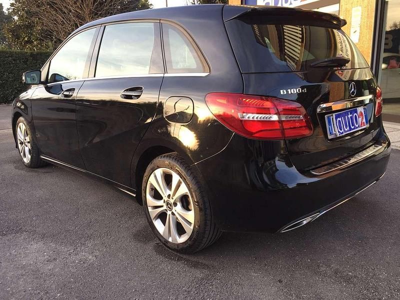 Usata Mercedes B180 109 CV (80 kW) 2017 Nero Monovolume
