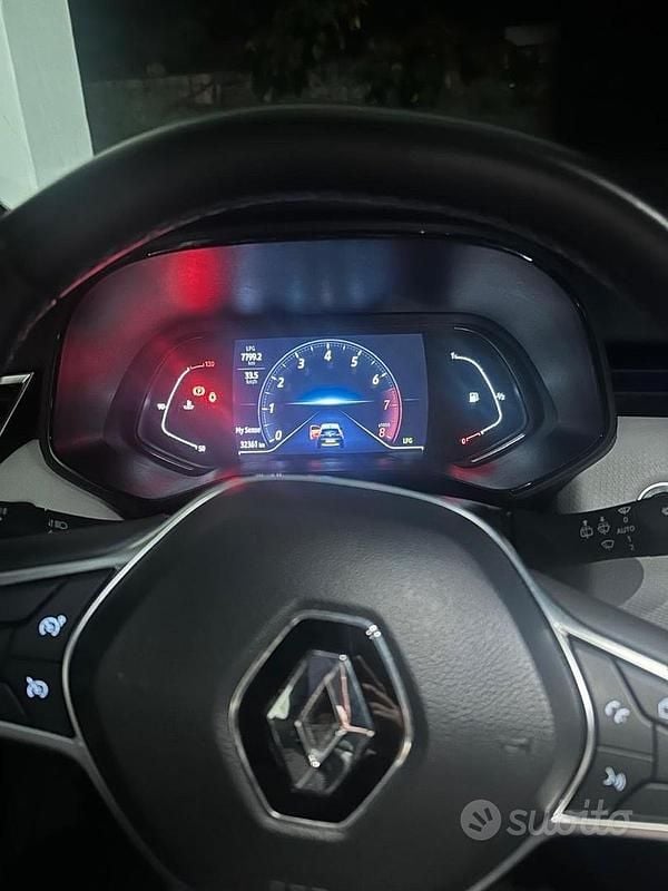 Begagnad Renault Clio V 2022 Svart Sedan