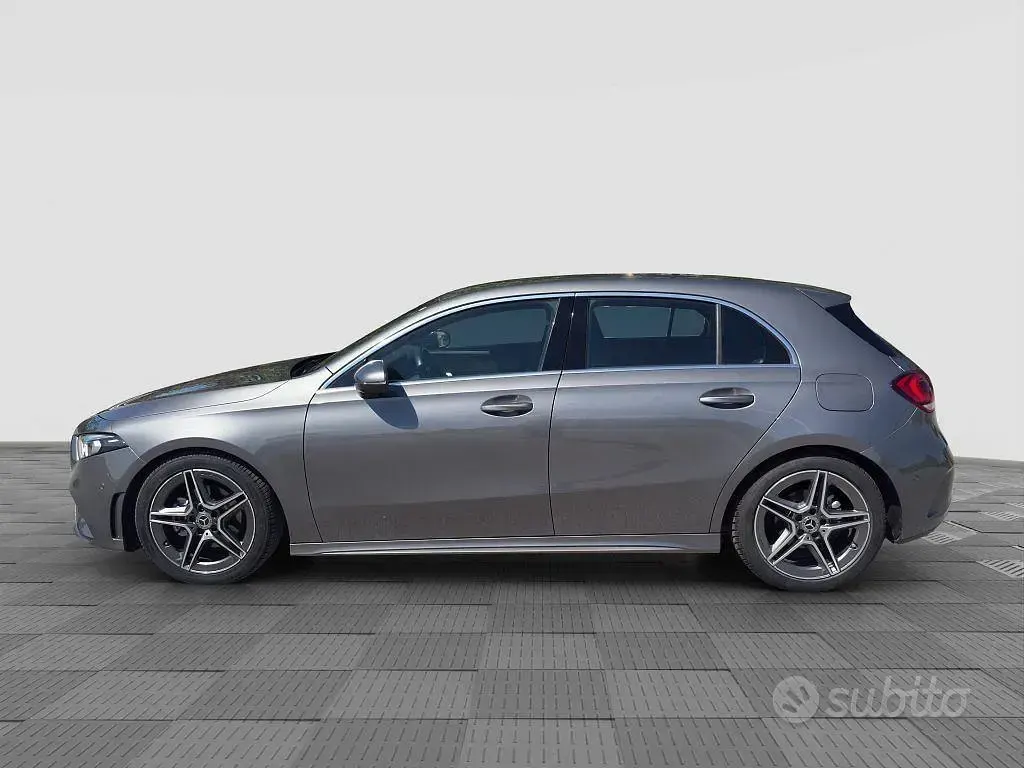 Usata Mercedes A180 Premium 116 CV (85 kW) 2022 Grigio Berlina