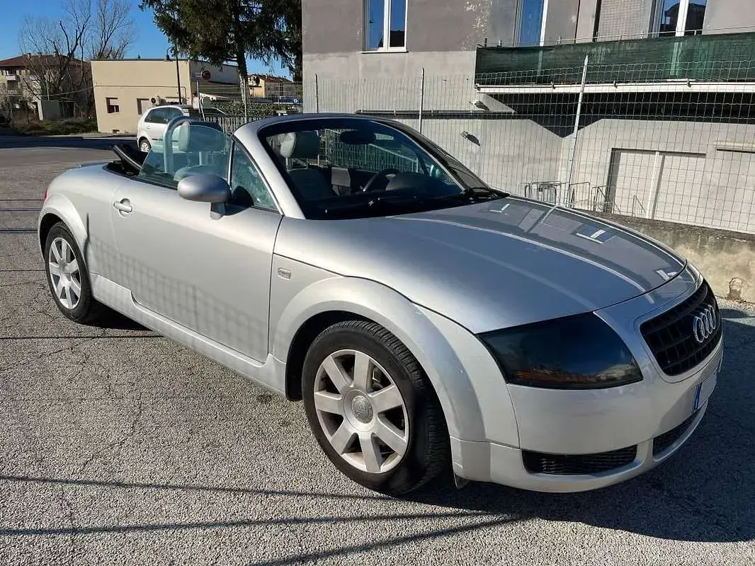 Usata Audi TT Roadster Ambiente 179 CV (131 kW) 2004 Argento Cabrio