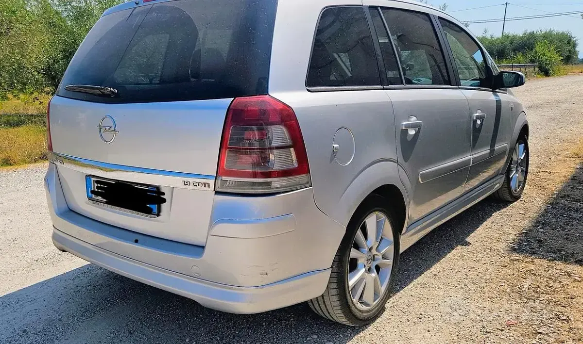Usata Opel Zafira 150 CV (110 kW) 2009 Grigio Monovolume