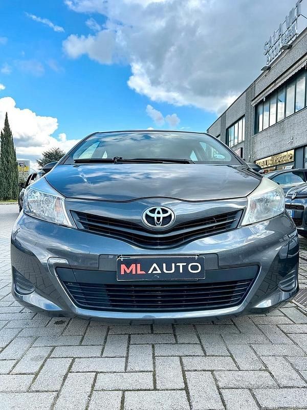 Usata Toyota Yaris Lounge 69 CV (50 kW) 2012 Grigio Utilitaria