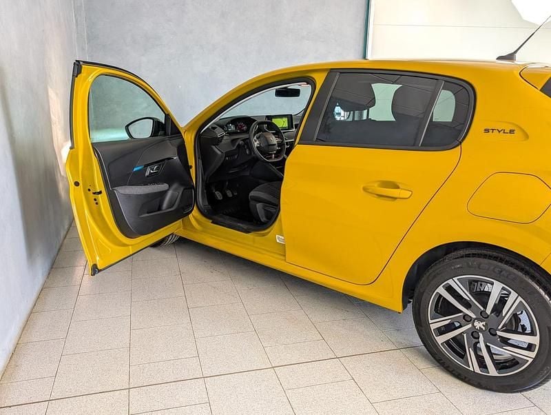 Usata Peugeot 208 Style 100 CV (73 kW) 2024 Giallo Utilitaria
