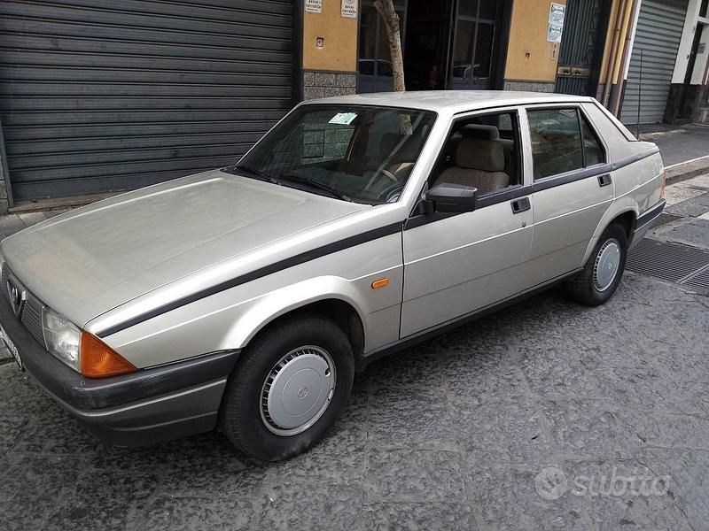 Usata Alfa Romeo 75 110 CV (80 kW) 1987 Grigio Berlina