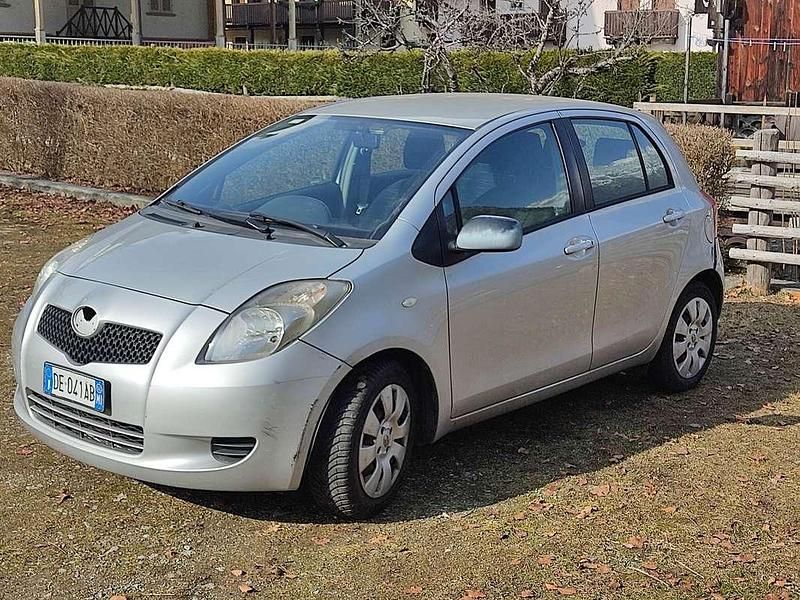 Usata Toyota Yaris Sol 87 CV (63 kW) 2006 Argento Berlina