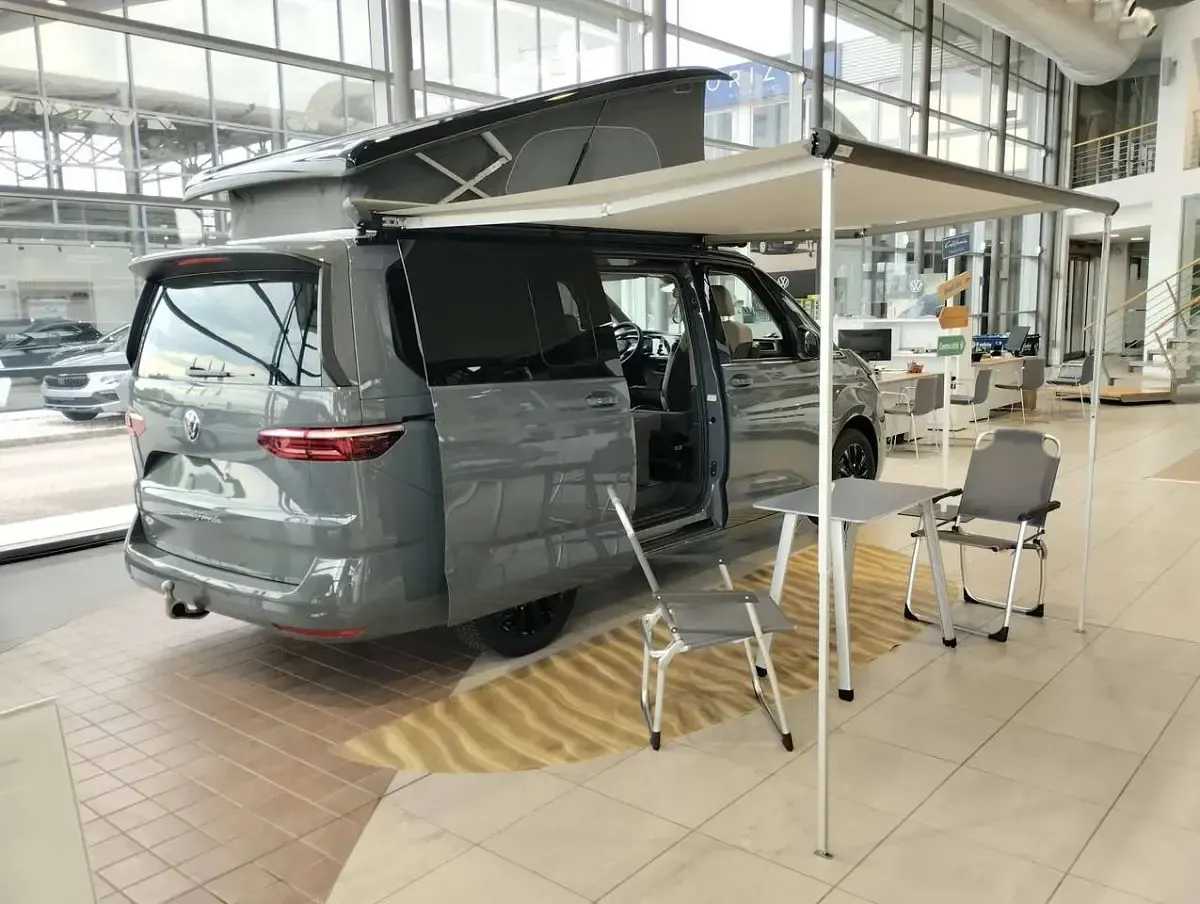 Nuova VW California Beach 150 CV (110 kW) 2026 Pure grey  tetto deep black Furgone