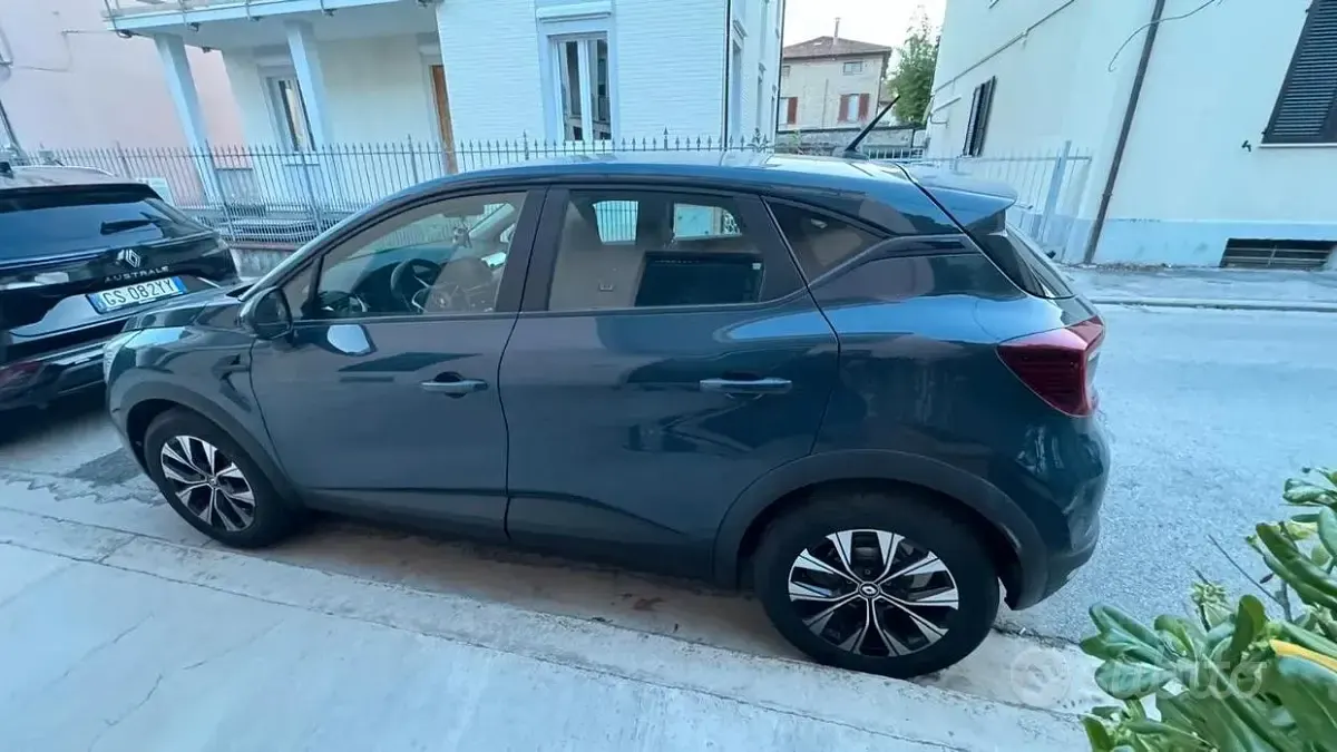 Usata Renault Captur Zen 91 CV (66 kW) 2023 Bluazzurro SUV