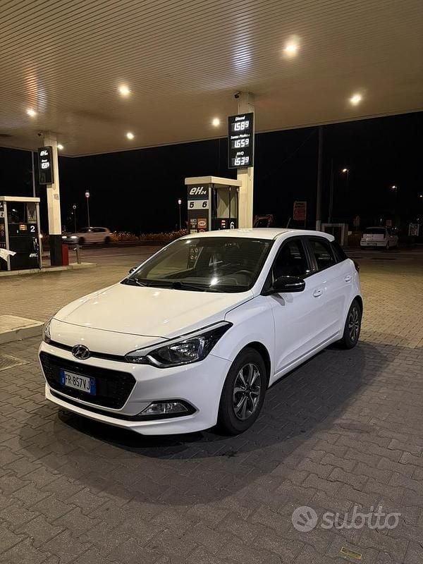 Bianco Usata 2018 Hyundai i20 GO! Due volumi | 9000 € (Cara) - Immagine 1/4