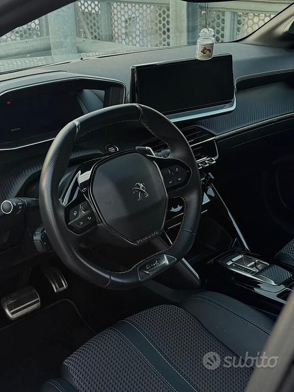 Usata Peugeot 208 GT 130 CV (95 kW) 2023 Grigio Utilitaria