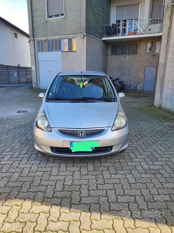 Grigio Usata 2006 Honda Jazz S Due volumi | 3200 € (Buon prezzo) - Immagine 1/4