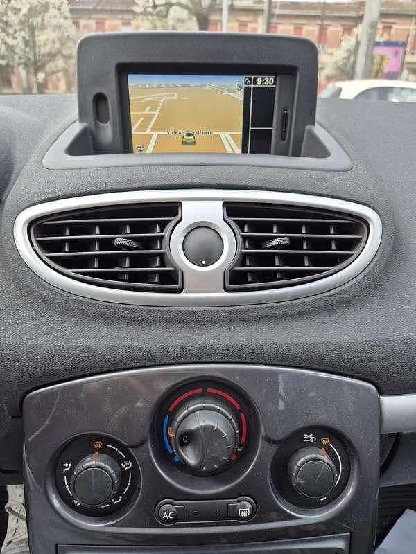 Usata Renault Clio III Dynamique 75 CV (55 kW) 2012 Grigio Berlina