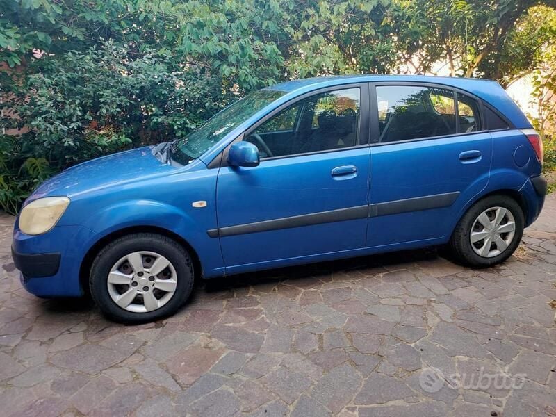 Usata Kia Rio 110 CV (80 kW) 2007 Blu Berlina