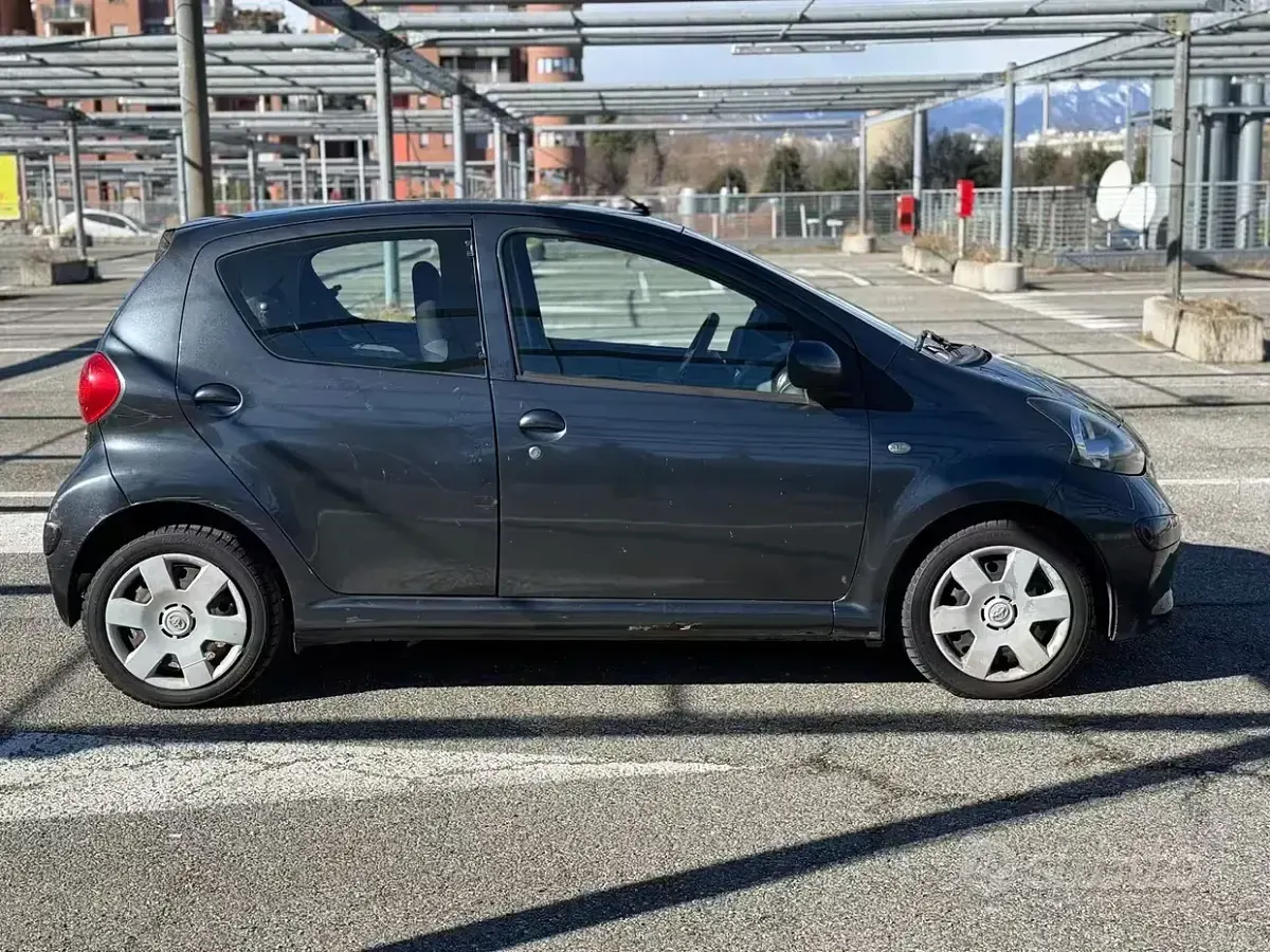 Usata Toyota Aygo 68 CV (50 kW) 2006 Nero Utilitaria