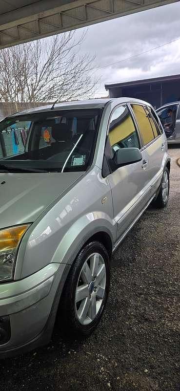 Usata Ford Fusion 68 CV (50 kW) 2008 Argento Monovolume
