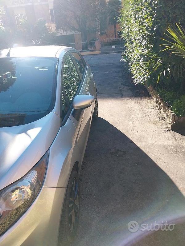 Grigio Usata 2010 Ford Fiesta Tre volumi | 4700 € - Immagine 1/4