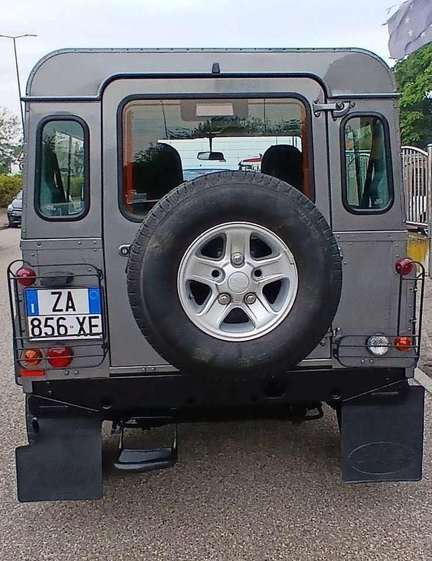 Usata Land Rover Defender 122 CV (89 kW) 2008 Vernice metallizzata SUV